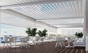 pergolă elegantă din aluminiu PG160P Santorini pentru restaurant pe faleză
